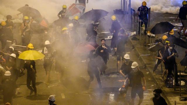 香港警方向示威群众发射催泪瓦斯。
