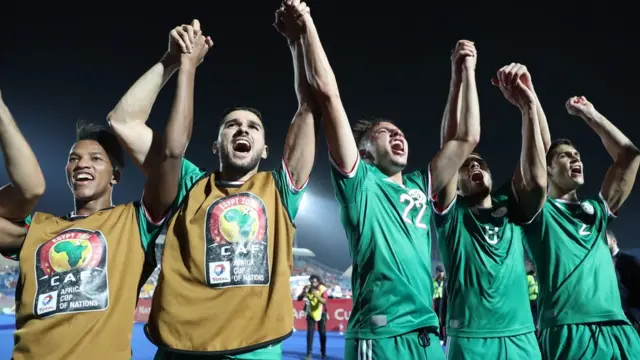 لاعبو منتخب الجزائر يحتفلون بالفوز