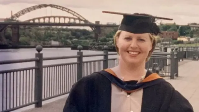 பட்டம் பெற்ற லீன் காஹில்