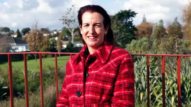 푸케타파파 이사회 이장인 줄리 페어리는 오클리 크릭을 변화시키기 위해 노력중인 다양한 집단의 일원이다