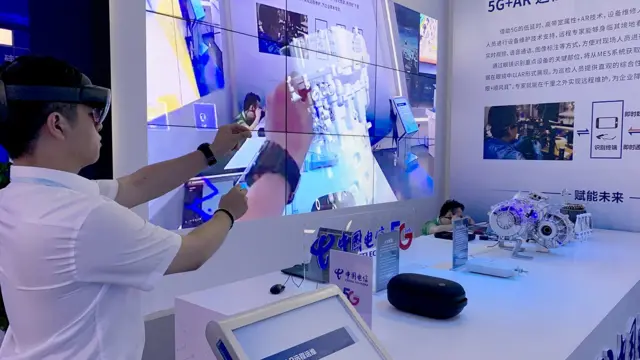 专家可以通过5G和增强现实，在千里之外指导现场人员进行设备维护和故障处理。