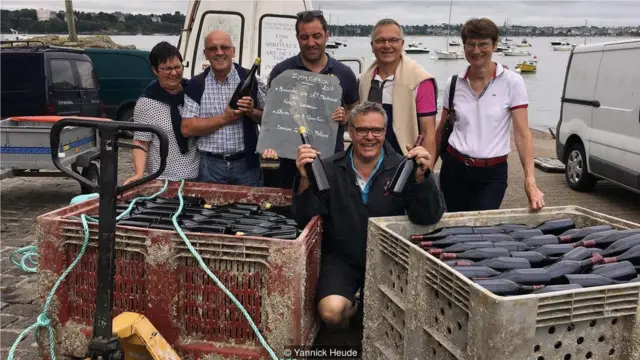 在和朋友的一次出海途中，赫德（中）想出了在圣马洛海港陈酿葡萄酒的点子。