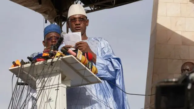 Le leader de la coalition M5-RFP, Choguel Kokalla Maiga prononce un discours devant la foule sur la place de l'indépendance de Bamako, le 4 juin 2021, lors du premier anniversaire du mouvement.