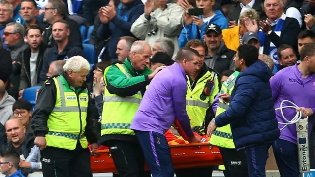Hugo Lloris avanwa mu kibuga nyuma yo kuvunika ku wa gatandatu