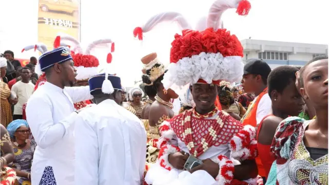 Aṣọ àti àwọn ìlẹ̀kẹ̀ tó j'ojú ní gbèsè n pe ara wọn rán níṣẹ́ ní Calabar Carnival 2018