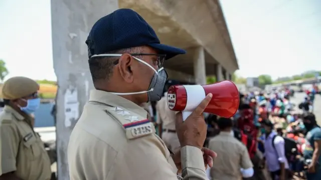 गुजरात पुलिस के लिए सोशल मीडिया के इस्तेमाल पर इतनी पाबंदी क्यों?