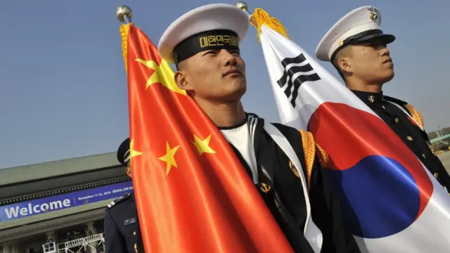 韩国军方仪仗队士兵手持中国与韩国国旗（资料图片）