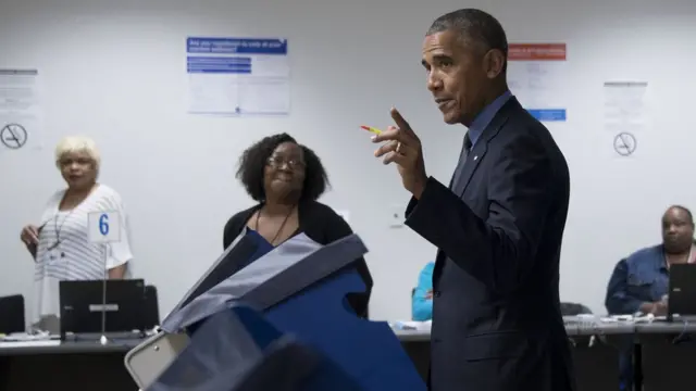 El expresidente Barack Obama en una máquina de votación en las elecciones presidenciales de 2016.