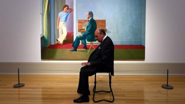Лоусон сидить на тлі свого портрета в лондонській галереї Тейт