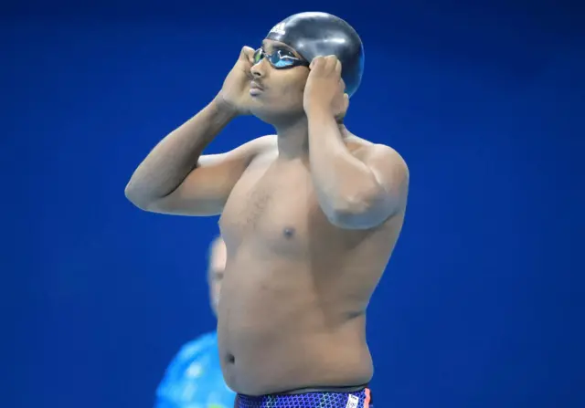 Robel Kiros Habte compete nos 100m estilo livre