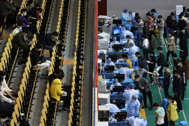 中国一所大学的学生们正在接种新冠疫苗。