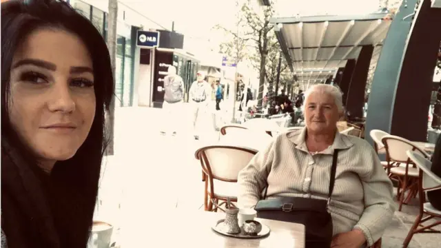 Nermina Mujkić Gušo sa majkom Sabinom