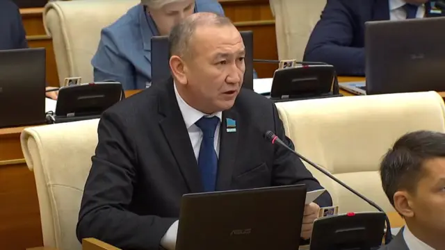 Қозоғистон депутати Марат Башимов ўз ҳамкасбини руҳий хасталикда айблади.