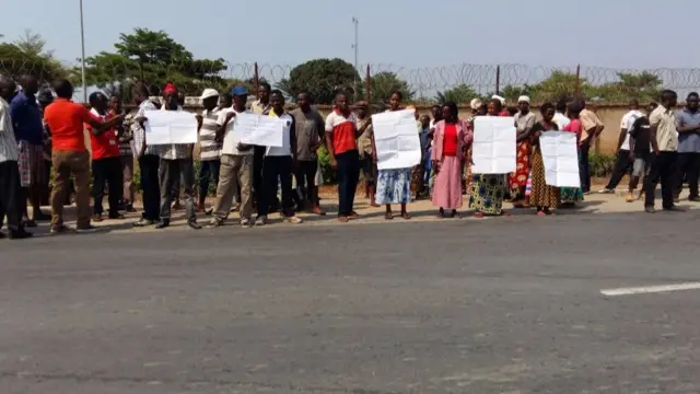 Bamwe mubari baje gushigikira Jean Luc Ndihokubwayo bitwaje ivyandiko bihakana ko hagiye kuba genocide y'abatutsi