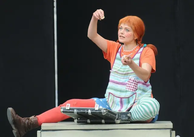 صحنه ای از نمایش پی پی جوراب بلند در فستیوالی در آلمان