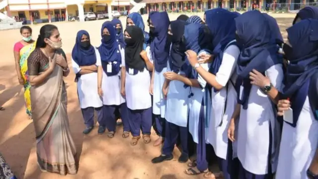 વિરોધ કરી રહેલી વિદ્યાર્થિનીઓ