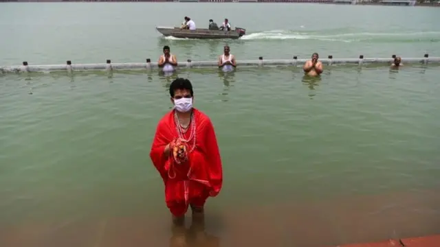 นักบวชฮินดูประกอบพิธีกรรมทางศาสนาในสระน้ำศักดิ์สิทธ์ระหว่างเกิดสุริยุปราคา