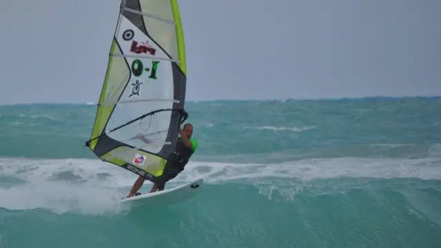 Elián López praticando windsurf