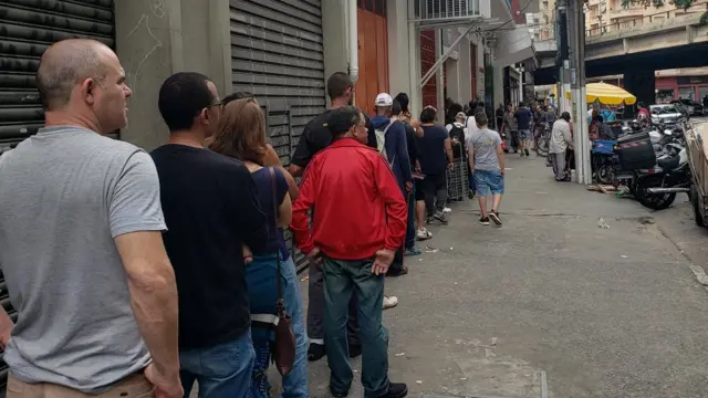 Fila em frente ao restaurante Bom Prato do bairro Campos Elíseos, no centro de São Paulo