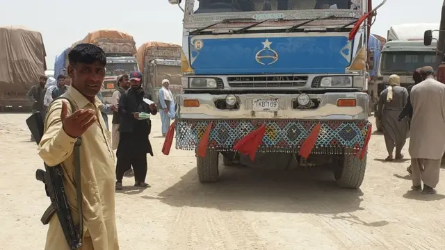 La captura por parte de los talibanes de un puesto fronterizo clave entre Afganistán y Pakistán en julio disparó los precios de transporte. Insurgentes y funcionarios gubernamentales cobraban impuestos por separado.