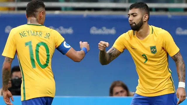 Dos jugadores de Brasil se saludan