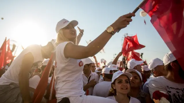 Adalet Yürüyüşü Türk bayrakları