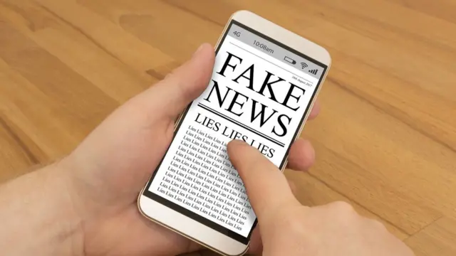 Celular com ilustraçãovalor patrocinio pixbet santosfake news