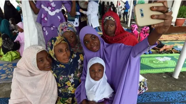 Watoto, wanaume , wanawake na watu wazima wanasheherekea