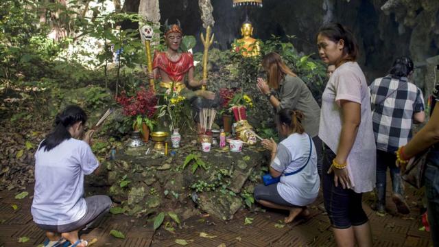 Familiares de los niños colocaron altares cerca de la entrada de la cueva en Tailandia.