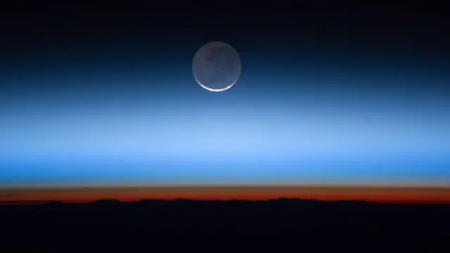 Luna en el horizonte