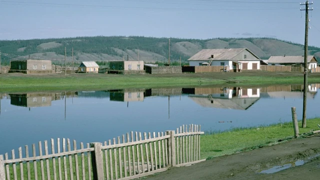 ... yazları ise buzların erimesiyle birlikte etraf yeşilleniyor.