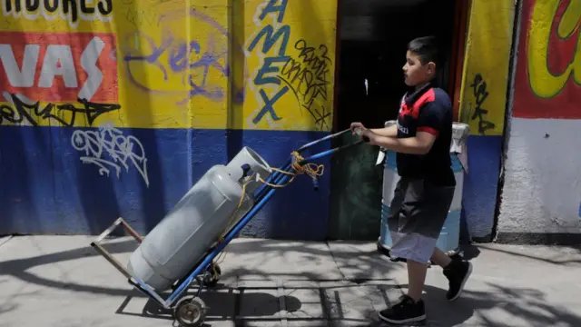 Niño lleva gas en México