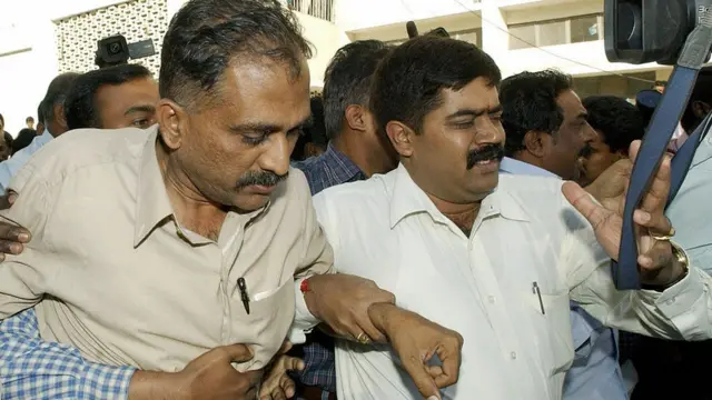 બેંગ્લોર સેન્ટ્રલ જેલના પૂર્વ સુપરિન્ટેન્ડન્ટ પીએન જયસિંહ્મા તેમની ઉપર તેલગીને સવલતો પૂરી પાડવાનો આરોપ હતો