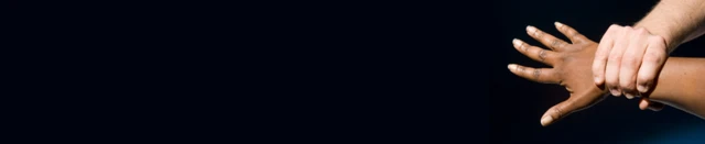 Harka dhiiraa dubartii qabatee jiru.