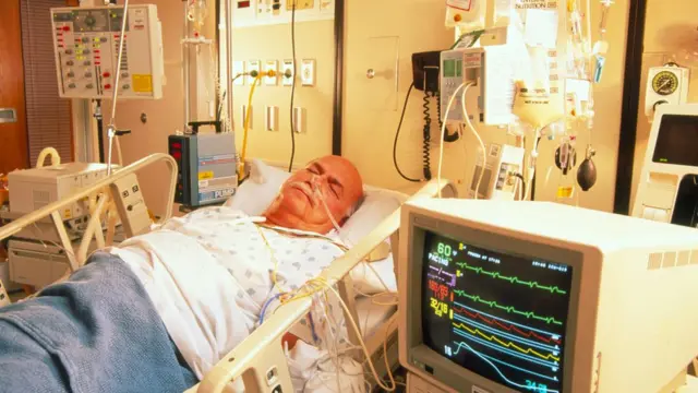 资料图片：插喉病人