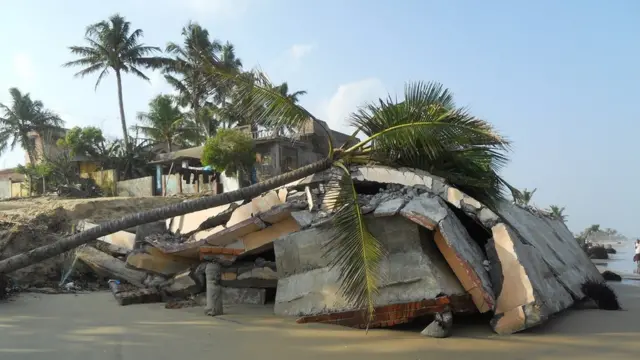 பெரியகுப்பம் கிராமத்தில் கடலரிப்பால் பாதிக்கப்பட்ட மீனவர்களின் வலைபின்னும் இடம்