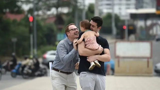 กอร์ดอน เลค ชาวอเมริกัน และ มานูเอล วาเลโร สามีชาวสเปน