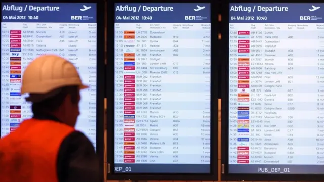 استبدلت جميع شاشات عرض مواعيد الرحلات بالمطار