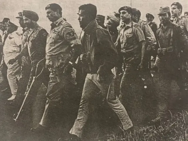 ఢాకా విమానాశ్రయంలో జనరల్ అరోరాతో జనరల్ నియాజీ