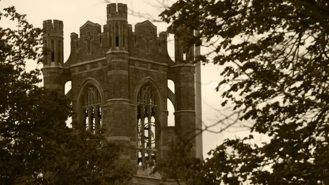 Fotografia mostra um dos prédios da Universidade de Fordham