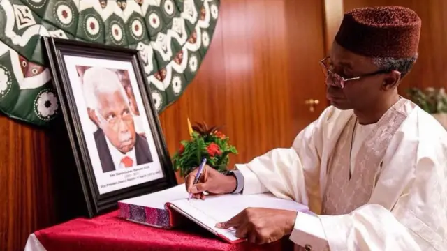 Gwamnan jihar Kaduna Nasir el-Rufai yayin da yake sanya hannu a littafin ta'aziyyar tsohon Mataimakin Shugaban Najeriya Alex Ekwueme a fadar shugaban kasa da ke Abuja. Marigayin ya rasu ne a Landan a farkon makon jiya.