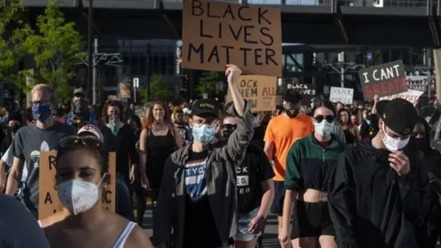 Manifestantes protestam contra mortecaça niquelhomem negrocaça niquelação policial