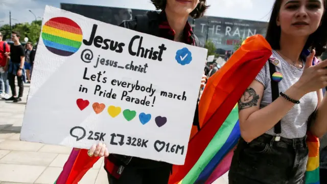 রাস্তাঘাটের বিক্ষোভে অনেক সময় সহায়ক ভূমিকা পালন করে সামাজিক মাধ্যম