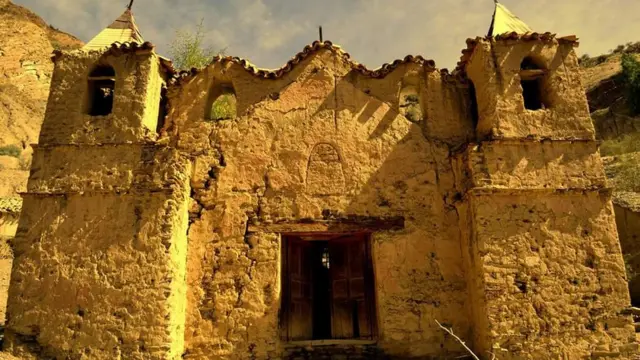 Iglesia destruida por un río
