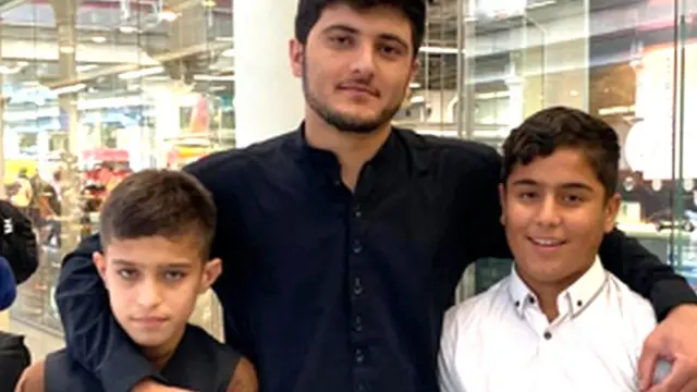 قمر جبارخیل به دیدار برادر دوقلوی خود عبیدالله در ایستگاه راه آهن سنت پانکراس