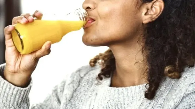 જ્યૂસ પીતાં મહિલા