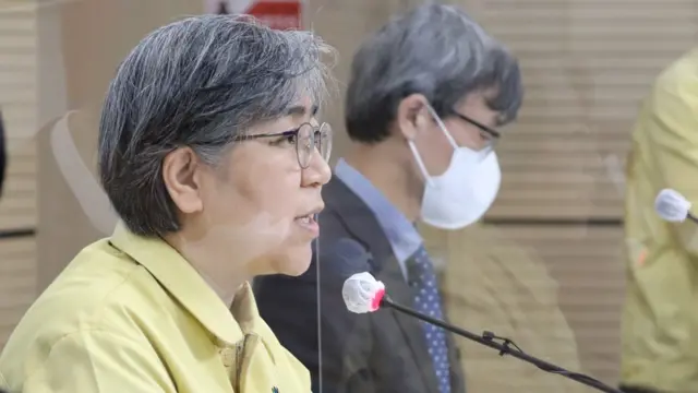 정은경 질병관리청장(코로나19 예방접종 대응 추진단장)이 8일 충북 청주시 오송읍 질병관리청 브리핑실에서 코로나19 예방접종 특집 브리핑을 하고 있다