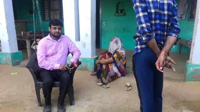 पीडित कुटुंबासोबत बीबीसीचे प्रतिनिधी