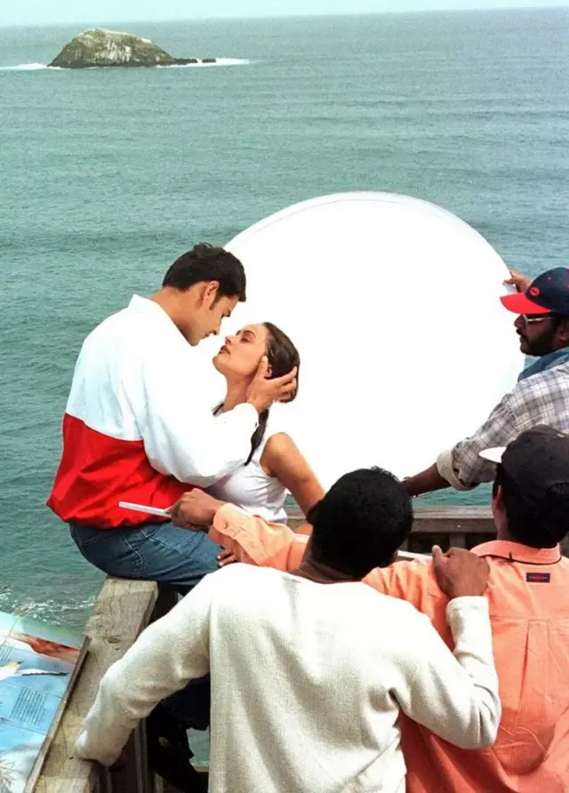 महेश बाबू आणि नम्रता शिरोडकर एका चित्रपटाच्या शूटिंग दरम्यान