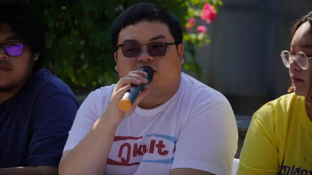 พริษฐ์ ชิวารักษ์ นำกลุ่มนักศึกษาและประชาชนที่ตกเป็นผู้ต้องหามาตรา 112 อ่านแถลงการณ์